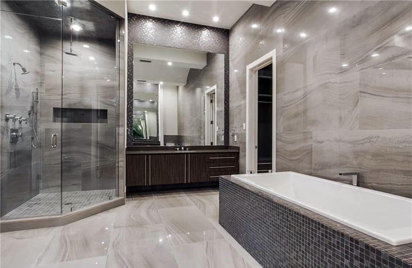 Современная главная ванная комната с серыми известняковыми стенами и тропическим душем