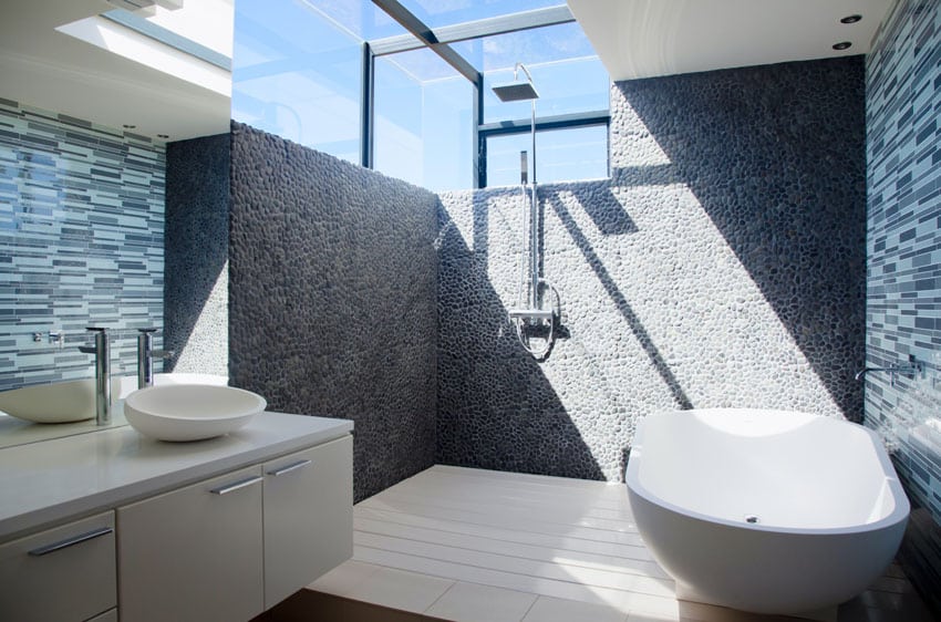 Современная ванная комната с потолочным окном