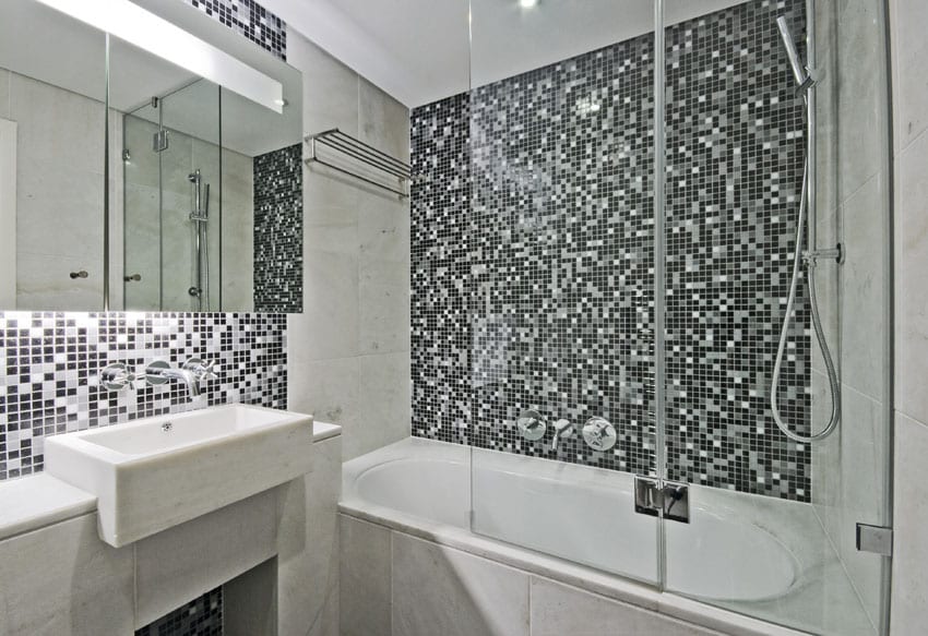 Ванная комната с черно-белой мозаикой