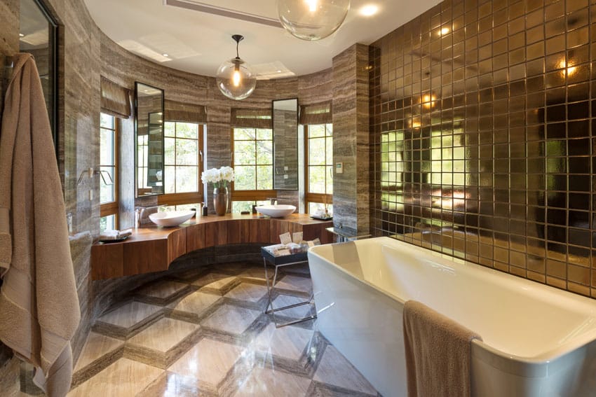Современная ванная комната с золотым декором и зеркальной металлической акцентной стеной