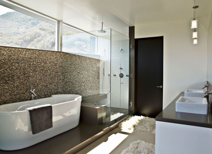 Современная ванная комната с золотой мозаикой