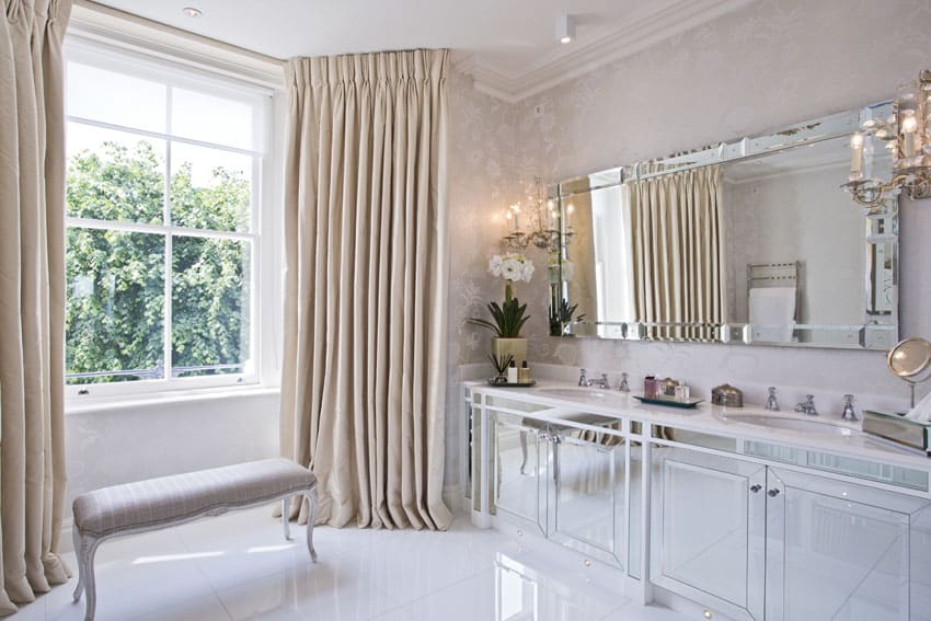 Современная ванная комната с зеркальной серебристой тумбой