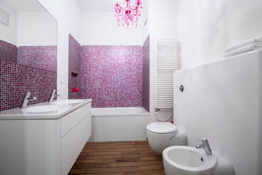 Современная ванная комната с розовой люстрой и мозаичной плиткой