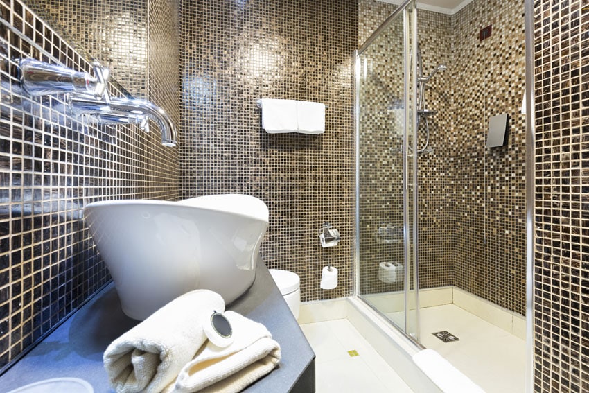 Современная ванная комната с золотой мозаикой от пола до потолка