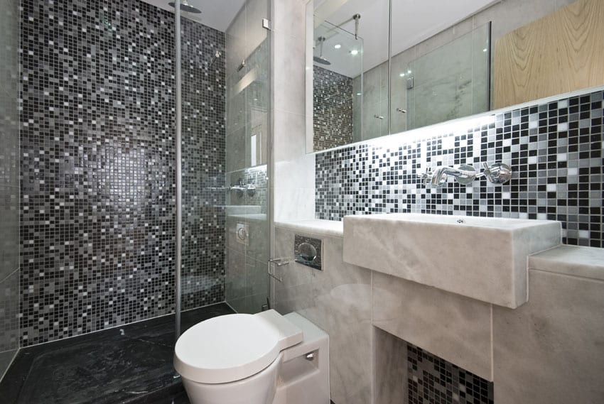 Современная ванная комната с металлической мозаикой
