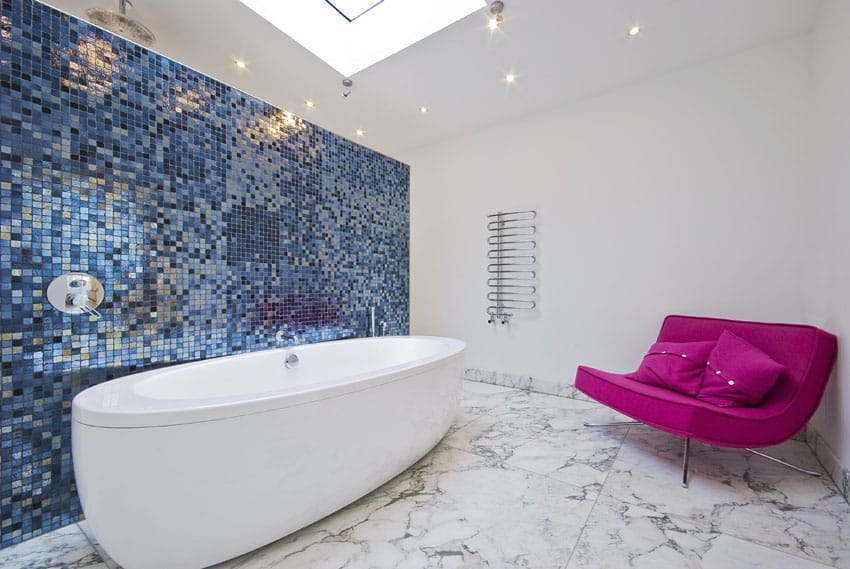 Ванная комната с акцентной стеной из синей мозаики