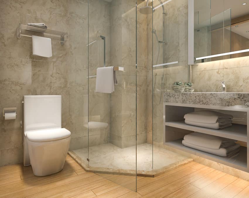 Ванная комната с душевой стеной и полом из каменной смолы, туалетом, зеркалом и стеклянной перегородкой