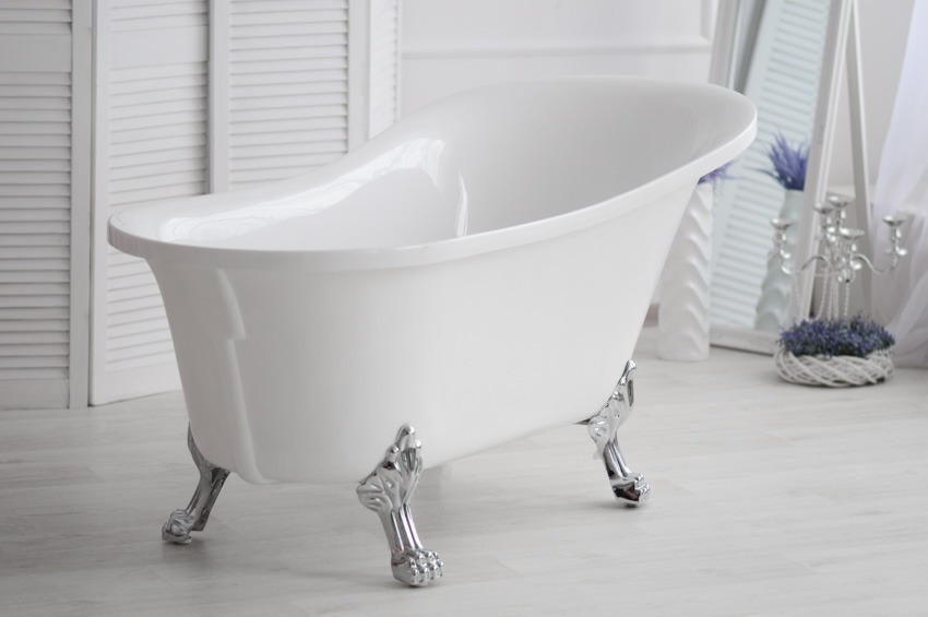 Акриловая ванна для ванной с металлическими ножками
