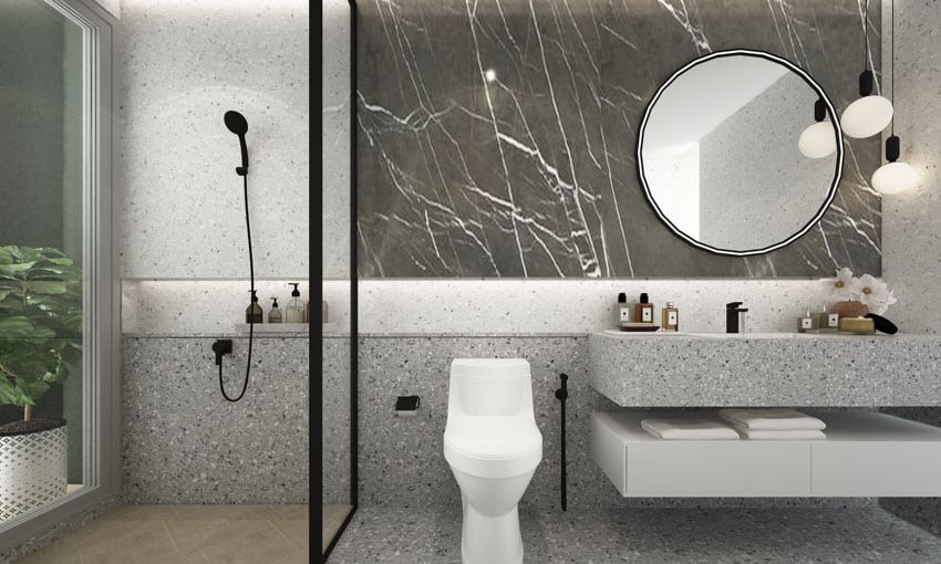 Ванная комната с душевой стеной из терраццо, зеркалом, умывальником и туалетом