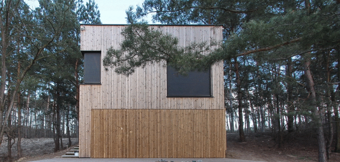 Фасад закрыт деревянными ставнями