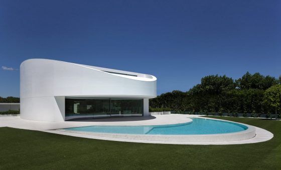 Современный дизайн дома с бассейном