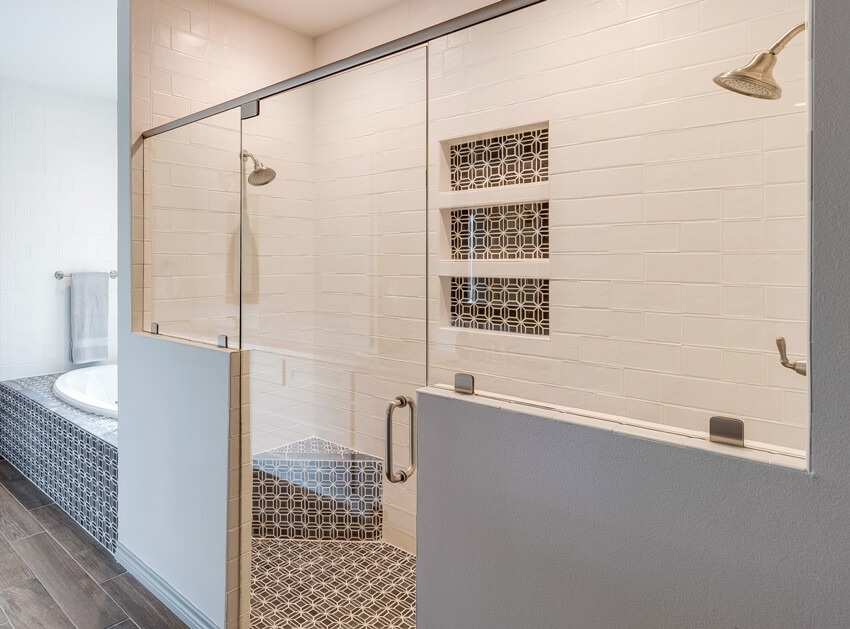 Потрясающая ванная комната с кафельным полом, ванной, стеклянными дверями душа и стеной в виде пони в душе.