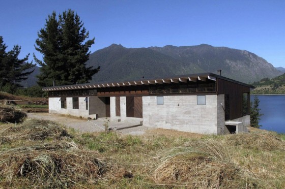 Дизайн загородного дома с деревянным и бетонным полом