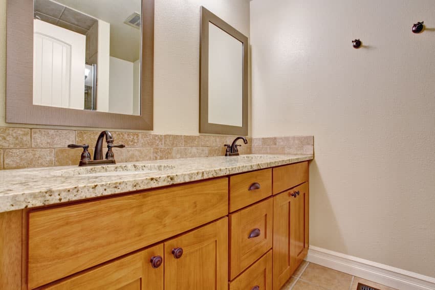 Туалетный столик со шкафчиками для ванной комнаты из дуба медового цвета, столешницей, зеркалами и смесителями