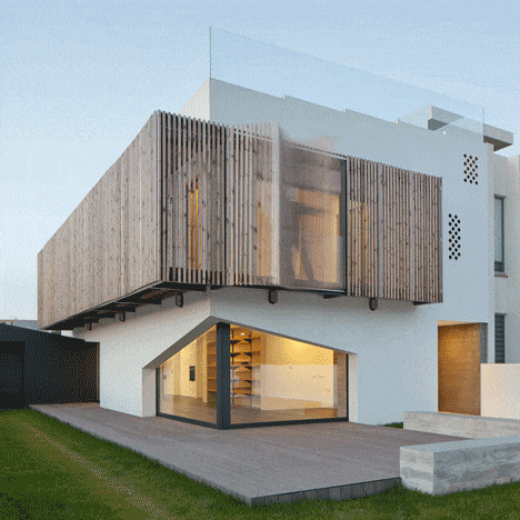 Дизайн двухэтажного дома с фасадом из откидных ставней