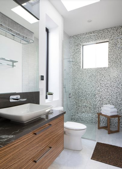 Пример современной белой ванной комнаты в Нью-Йорке с декором рядом с душевой кабиной.