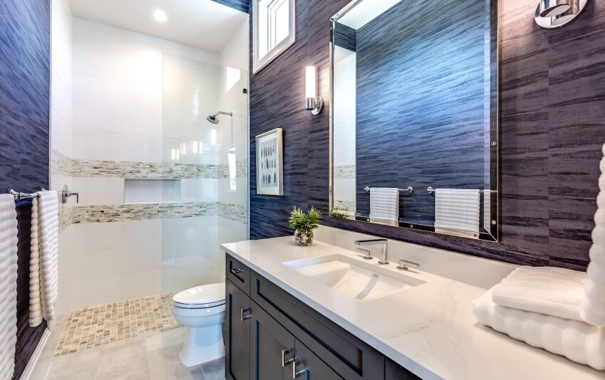Великолепная бело-голубая ванная комната с кварцитовой столешницей и мозаичным напольным душем