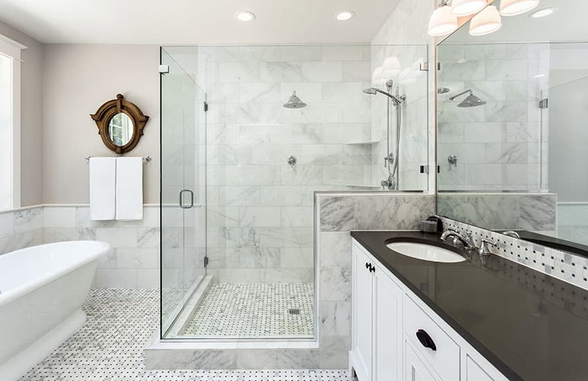 Черно-белый дизайн ванной комнаты с белой столешницей