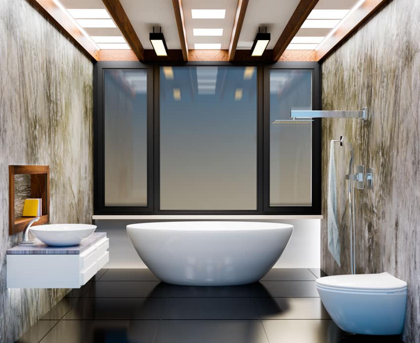 Просторная ванная комната с окнами, душевой стенкой из эпоксидной смолы, ванной и туалетом.