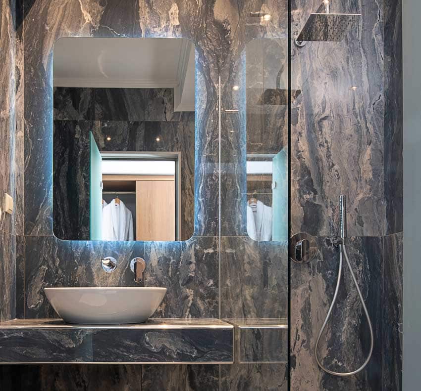 Ванная комната с эпоксидной стенкой для душа, стеклянной перегородкой, зеркалом и раковиной