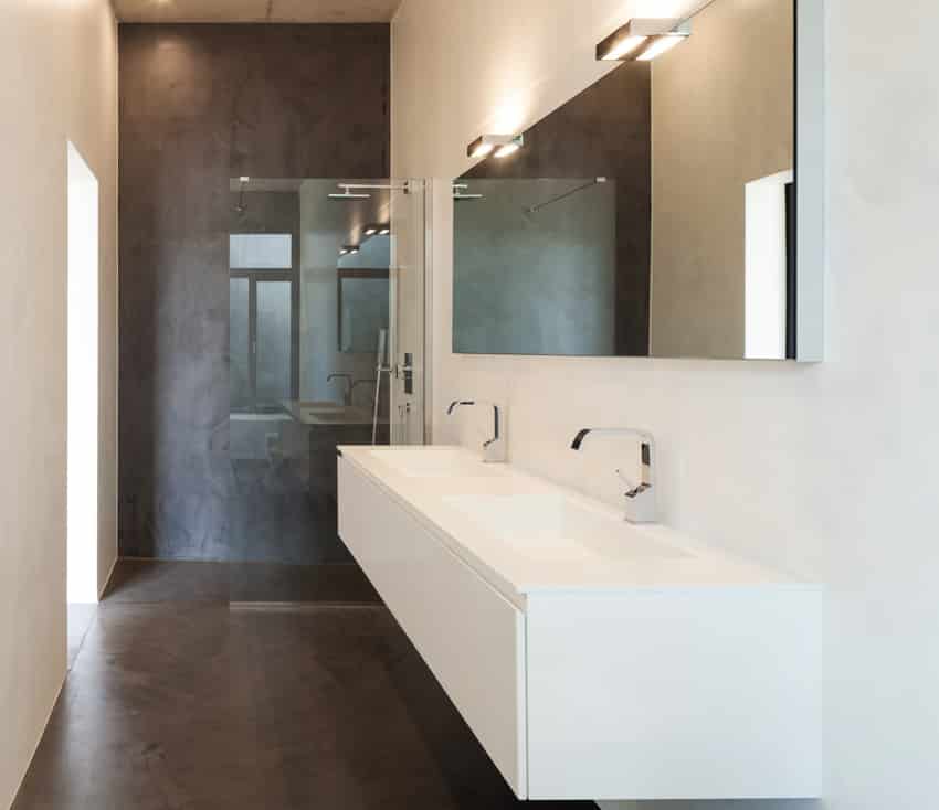 Ванная комната с эпоксидной душевой стеной, стеклянной перегородкой, зеркалом и раковиной