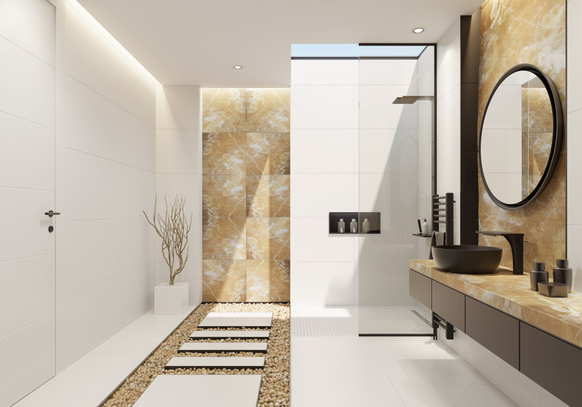 Красивая ванная комната с золотой ониксовой стеной, душем, зеркалом и матовой черной сантехникой