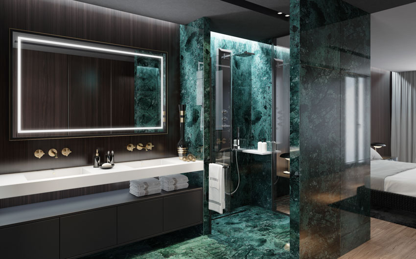 Современная ванная комната с душем из зеленого оникса, зеркалом, столешницей и краном.