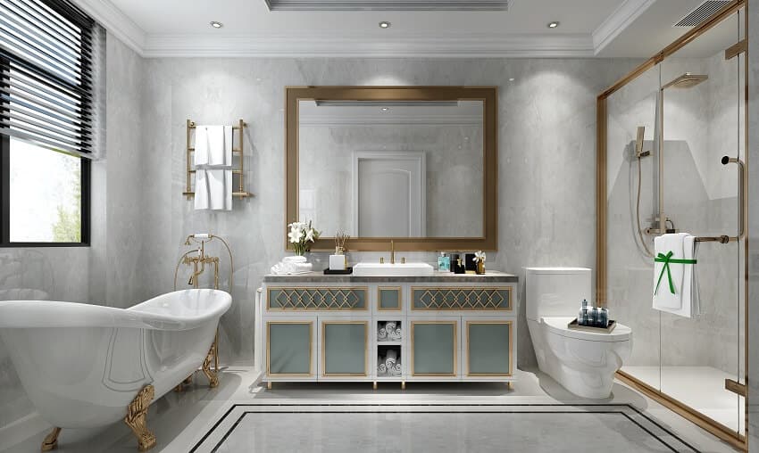 Просторная ванная комната с латунной фурнитурой, отдельно стоящая ванна, душевая кабина, стеклянный мраморный пол, большое зеркало и окно с жалюзи.