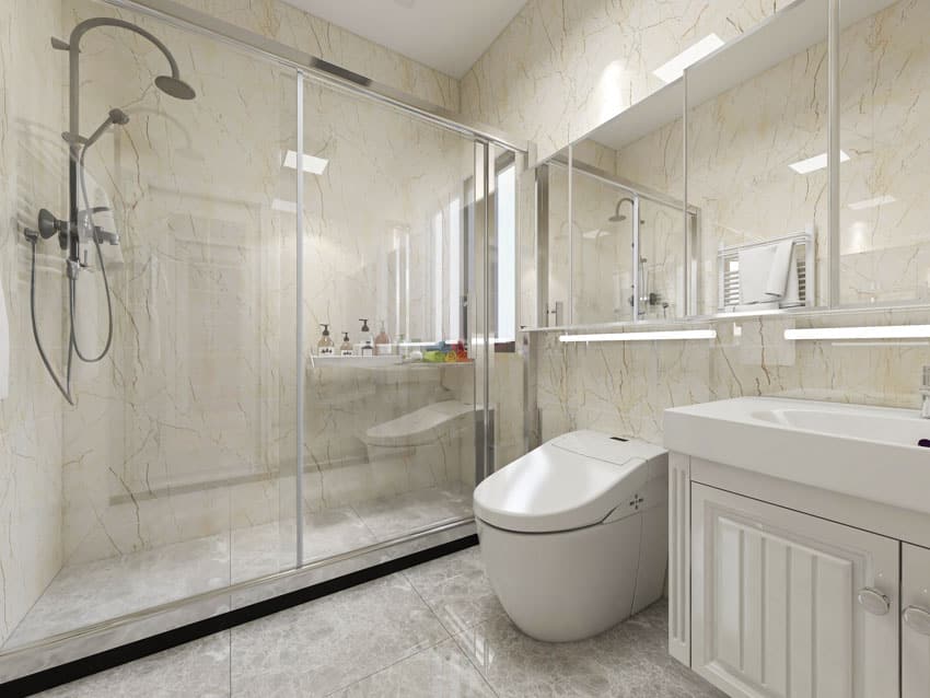Ванная комната с душем, стеклянной дверью, туалетом, белым шкафом, раковиной и зеркалом.