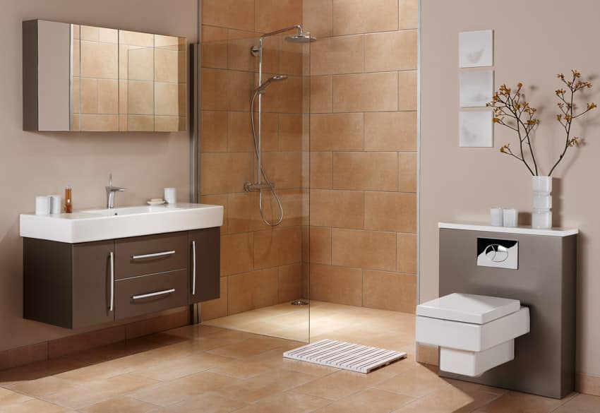 Ванная комната с душевой кабиной, стеклянной перегородкой, зеркалом, унитазом, раковиной, столешницей, плиткой на стене и полу.