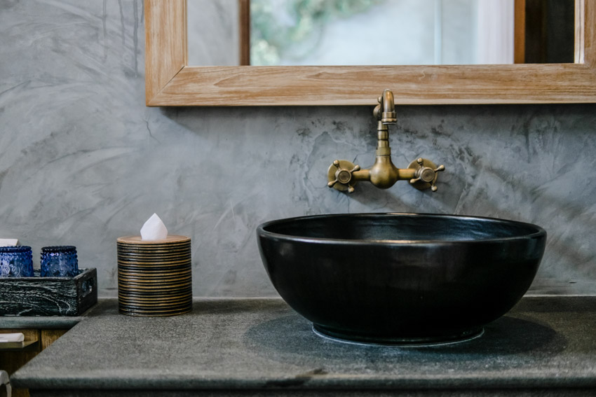 Латунный смеситель для ванной, черная раковина, зеркало, бетонная стена, столешница