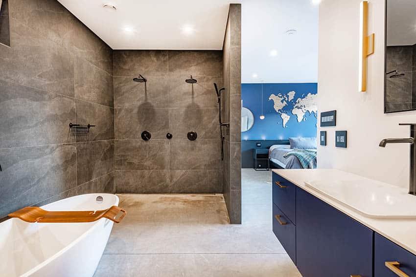 Влажная ванная комната с душем из глазурованной керамогранита с двумя насадками для душа
