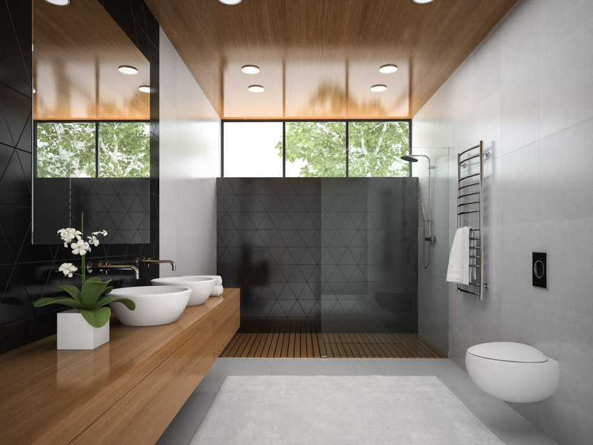 Ванная комната с душем открытой планировки, зеркалом, деревянным потолком, туалетом