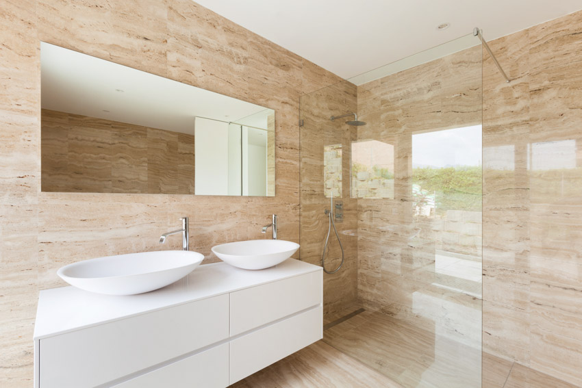 Ванная комната с мокрой комнатой, открытый душ с бежевыми мраморными плиточными стенами