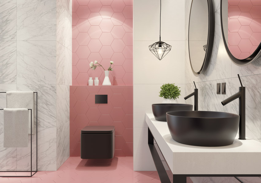 Розовая акцентная стена, матовая черная сантехника, кран для раковины, зеркало для унитаза, подвесной светильник