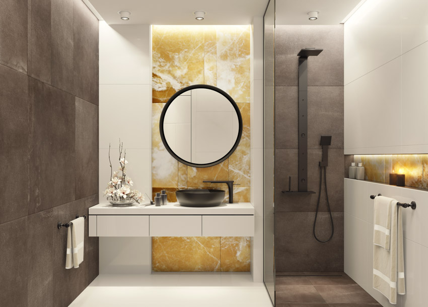 Современная ванная комната с матовой черной раковиной, зеркальным зеркалом, акцентной стеной