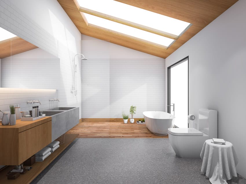 Красивая ванная комната световой люк деревянный потолок туалет зеркало окна ванна белая стена