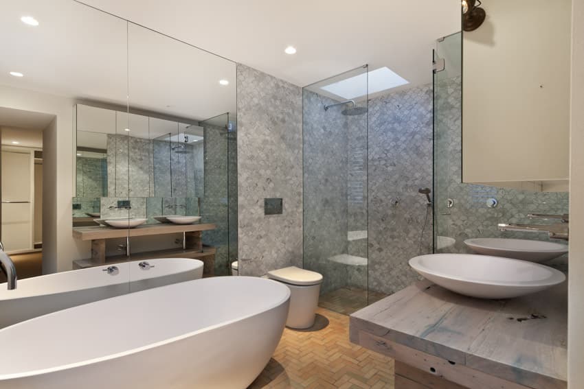 Ванная комната с ванной световой люк душевая стеклянная дверь раковина зеркало туалет встроенное освещение