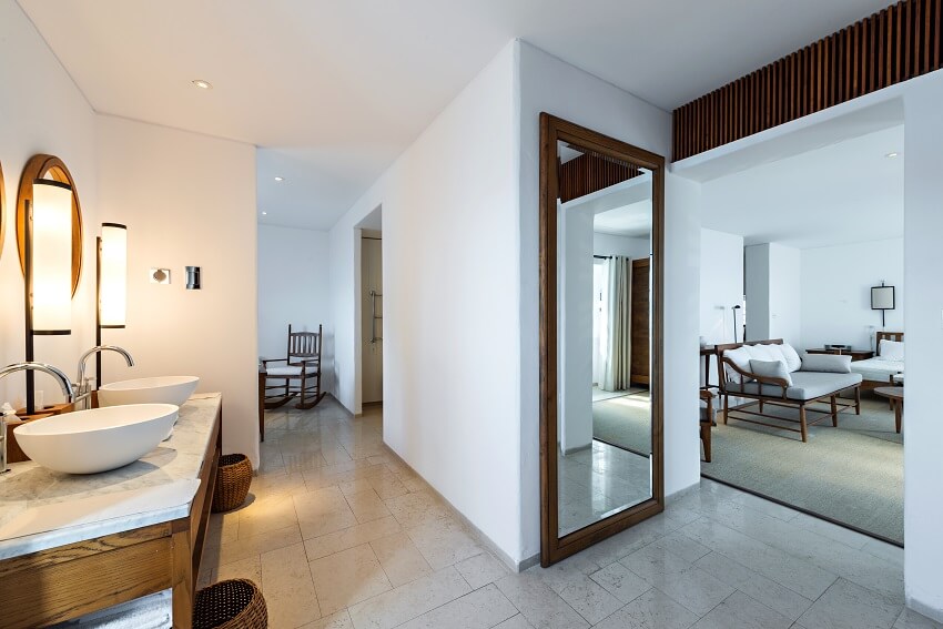 Коричневый и белый интерьер квартиры с зеркалом мебели и ванной комнатой с корзинами и кафельным полом