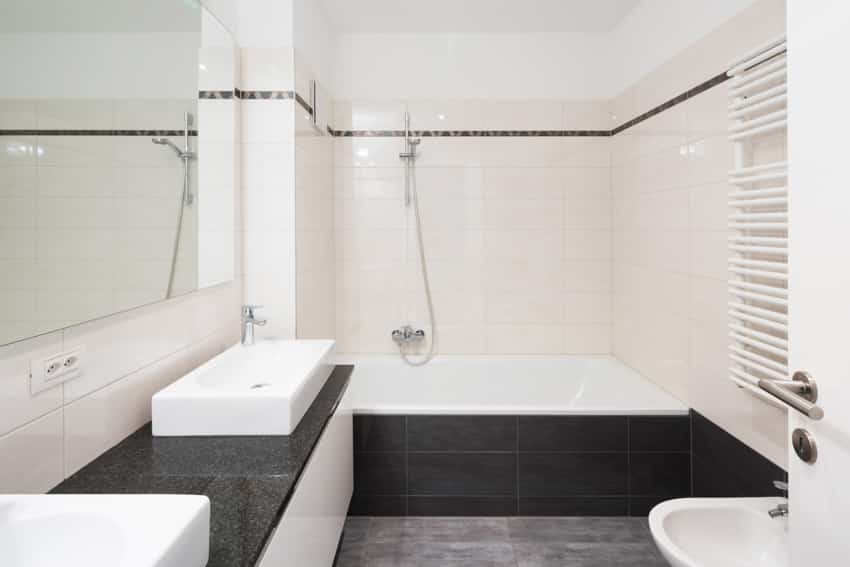 Черно-белая ванная комната, ниша, ванна, плитка, зеркальная раковина, столешница, душ, туалет