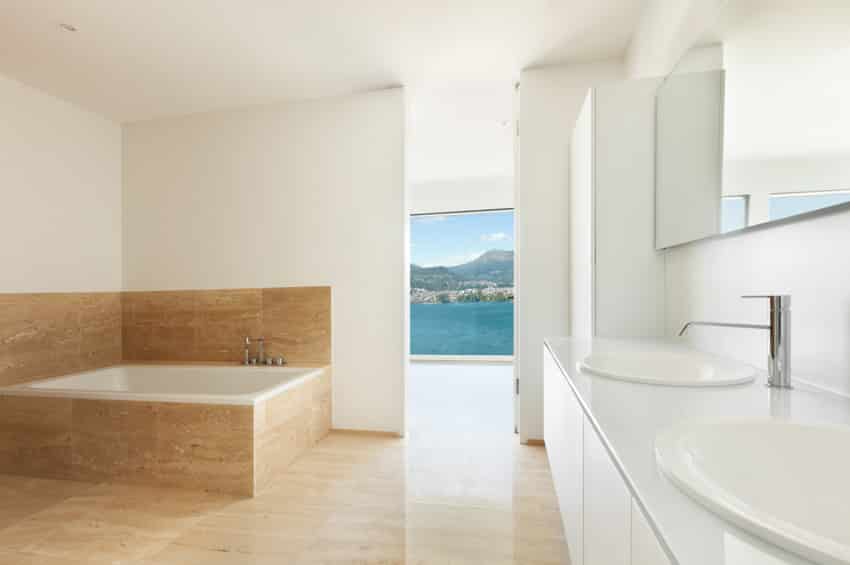 Современная ванная комната, плитка, пол, белая стена, столешница, раковина, зеркало, капля в ванне