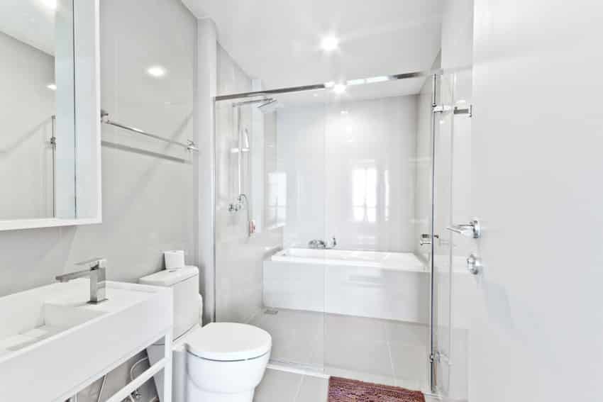 Белая ванная комната, туалет, ниша, ванна, раковина, стеклянная дверь, душ