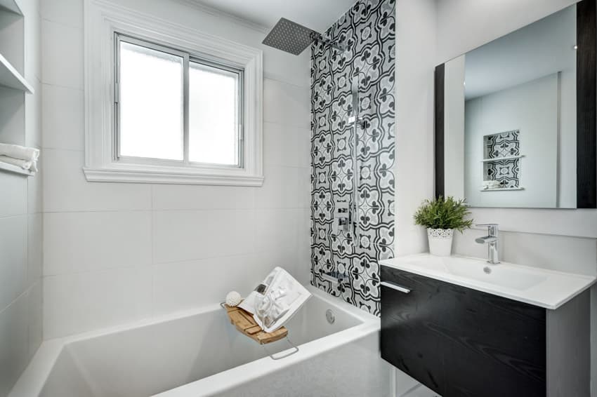 Ванная комната с нишей, ванной, зеркалом, раковиной, окнами, белой плиткой