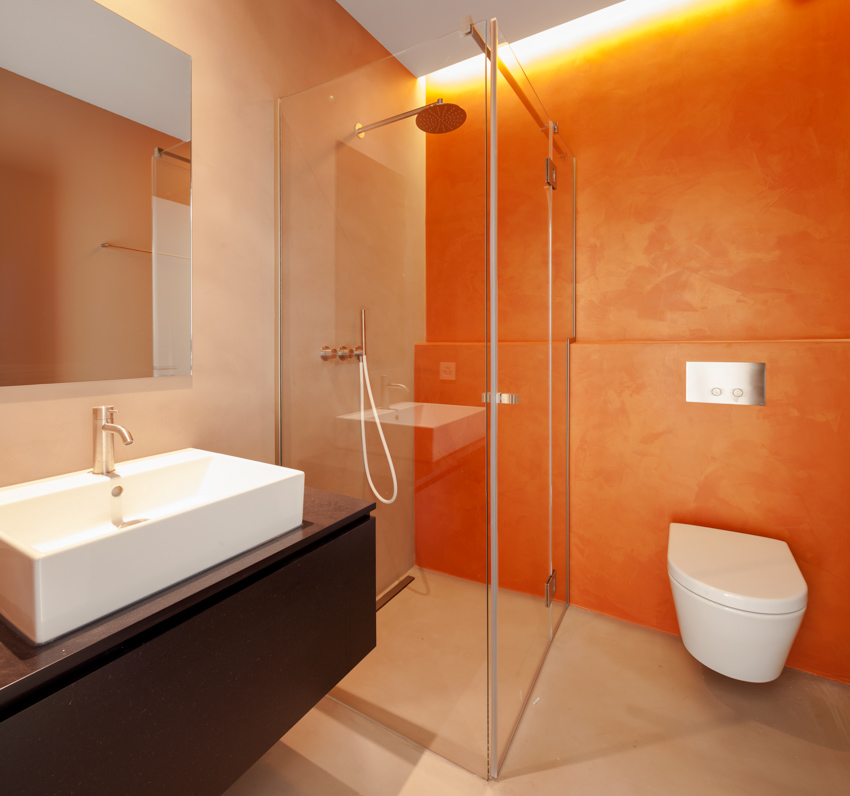 Оранжевый таделакт отделка стен душ унитаз раковина зеркало ванная комната 