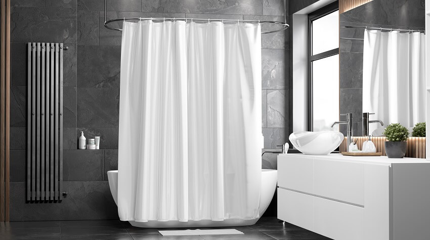 Квартирный туалет и ванна с пустой белой закрытой занавеской для душа и шторкой на экране в ванной комнате в шаблоне внутренней мебели