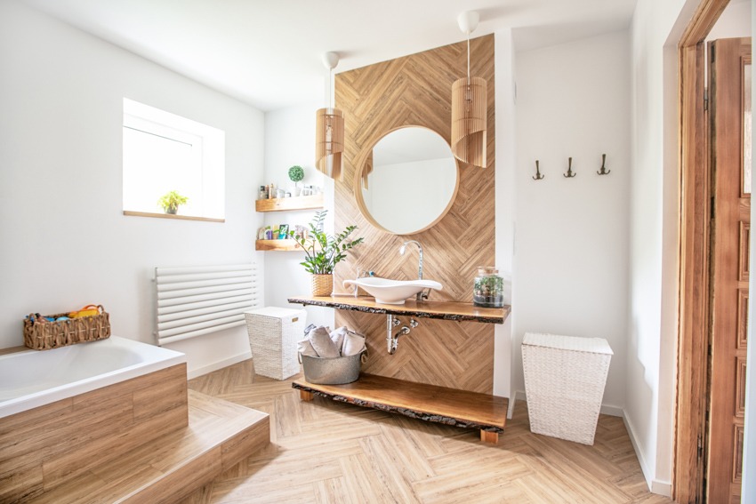 Современный дизайн ванной комнаты с зеркалом, деревянным акцентом, раковиной, ванной, трубой