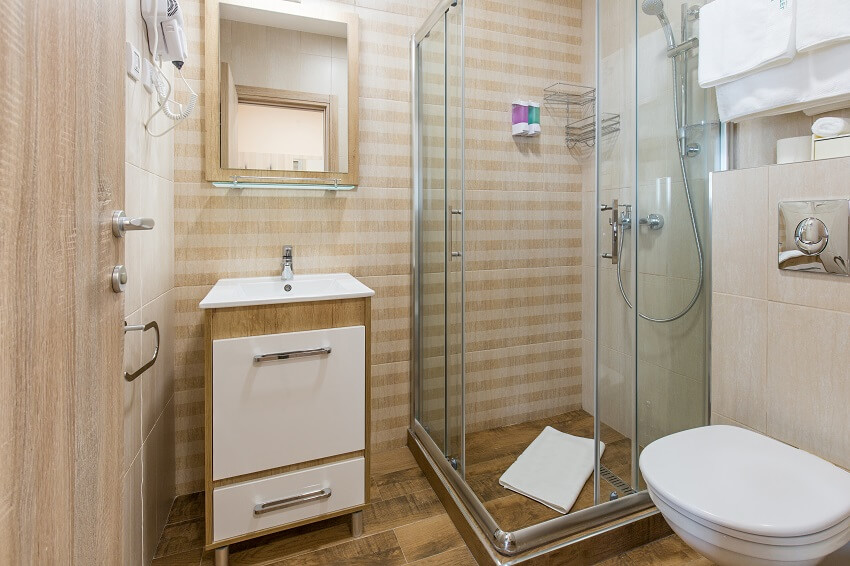 Интерьер ванной комнаты отеля с душевой кабиной