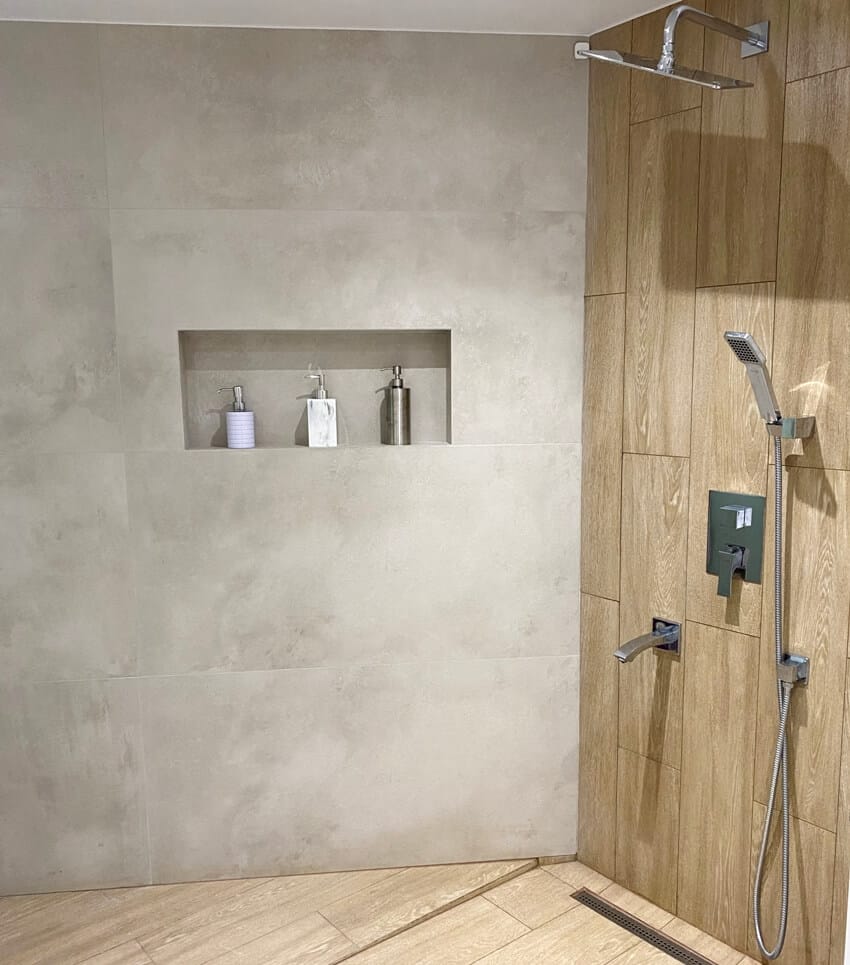 Современная ванная комната с деревянными и цементными стенами