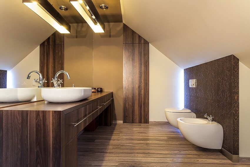 Светлая ванная комната на мансарде со стеновыми панелями из ламината