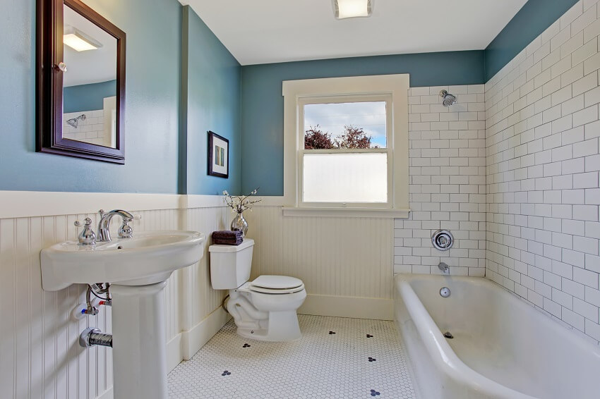 Интерьер ванной комнаты со стеной из бисера, синей стеной и отделкой из белой доски 